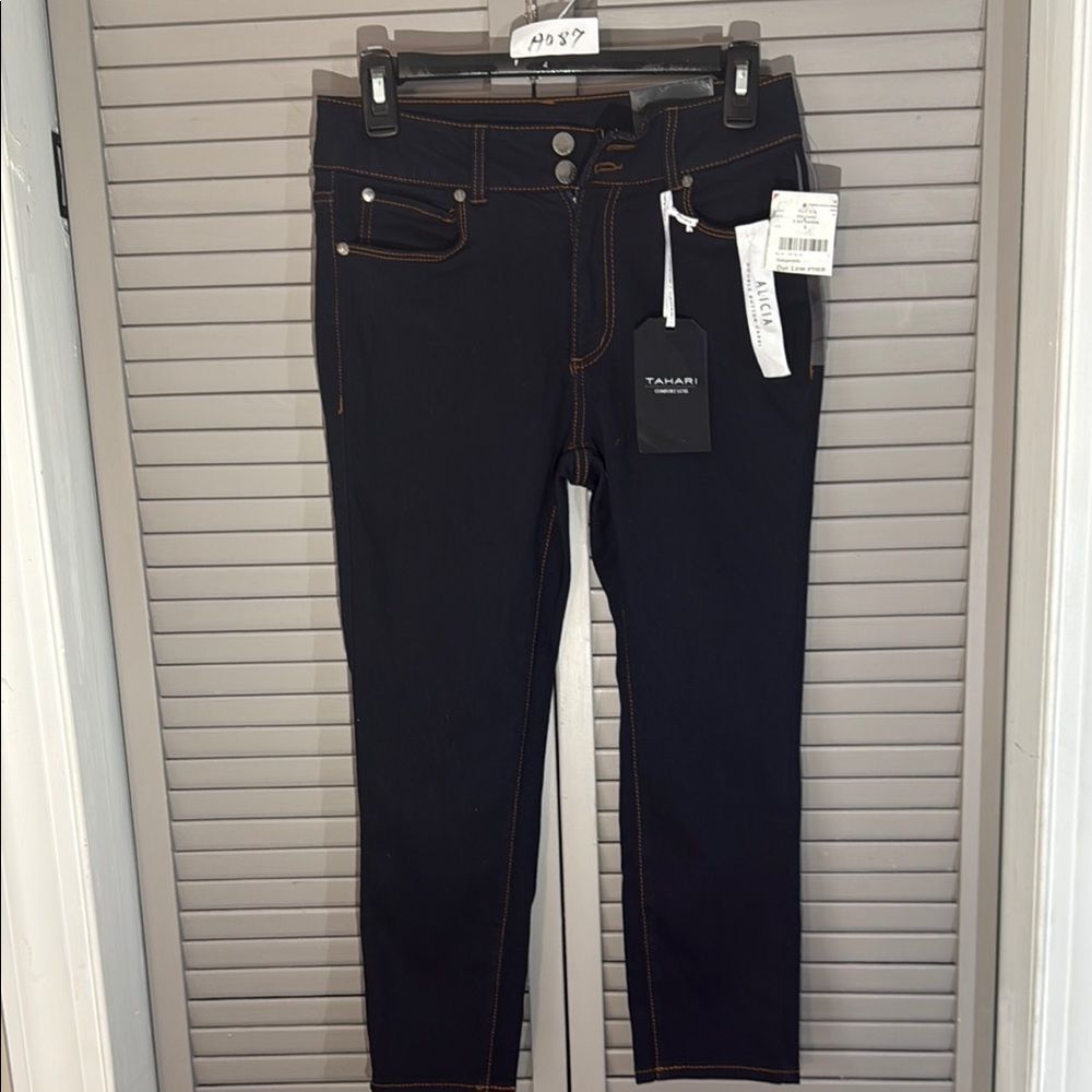 Tahari Black Skinny Jeans with Sleek Fit